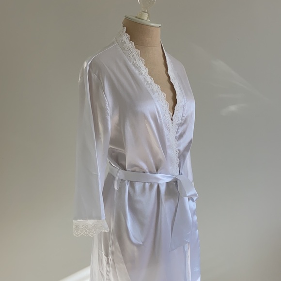 Bridal Robe with Lace and faux Silk - Picture 5 of 12
